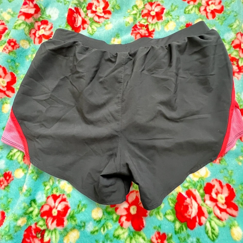 LIKE NEW!!! Under Armour running shorts with liner, drawstring, & pocket💕🤩 - Picture 5 of 5